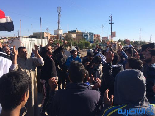 متظاهرون في الناصرية يقطعون طريقا رئيسيا للمطالبة بالخدمات - تقرير مصور -