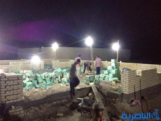 العمل في الموقع في منتصف الليل لصب الاسس