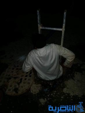 بعد ان قضى ليلة العيد في &quot;منهول طافح&quot; ،عامل مجاري يحضى بتكريم المحافظ
