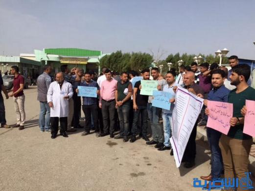  وقفة احتجاجية لكوادر التخدير في ذي قار للمطالبة بتوزيع الاراضي السكنية - تقرير مصور -