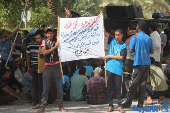 العشرات من اجراء البلدية يتظاهرون في الناصرية احتجاجا عل