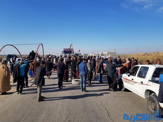 متظاهرون غاضبون يقطعون طريق (الجبايش - ناصرية ) للمطالبة بانجاز الممر الثاني منه - تقرير مصور-