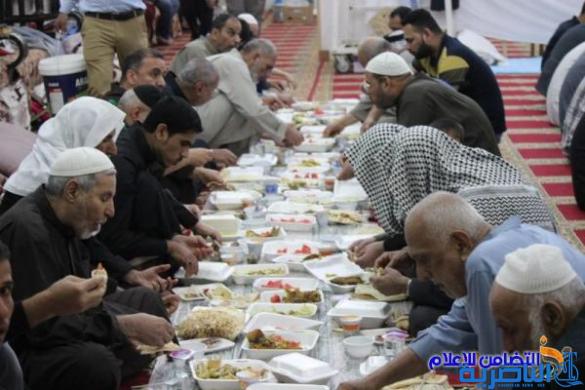 عشرات المصلين يحيون سنة الاعتكاف بمسجد الشيخ عباس الكبير في الناصرية - تقرير مصور - 
