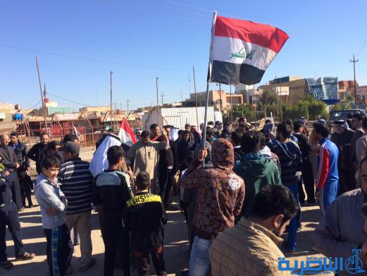 متظاهرون في الناصرية يقطعون طريقا رئيسيا للمطالبة بالخدمات - تقرير مصور -