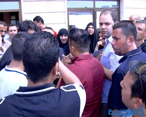 الاجراء اليوميون يتظاهرون امام دائرة الصحة للمطالبة باكمال اجراءات تعيينهم