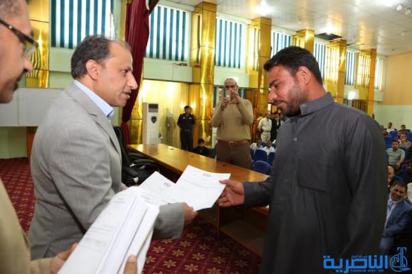  محافظ ذي قار يوزع  100 قرض للعاطلين والخريجين ، ويؤكد تواصل منح القروض الميسرة للعاطلين ضمن وجبات لاحقة  