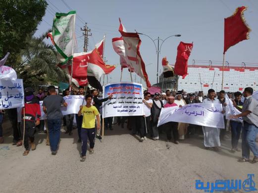 مواطنون من قرى الفريحية والصخيين والزهيرية يتظاهرون لتحسين الخدمات