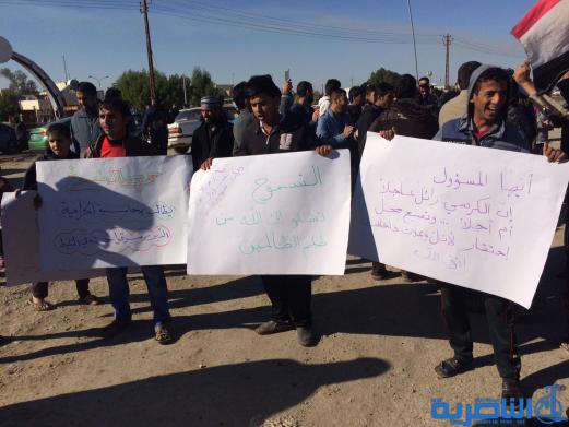 متظاهرون في الناصرية يقطعون طريقا رئيسيا للمطالبة بالخدمات - تقرير مصور -