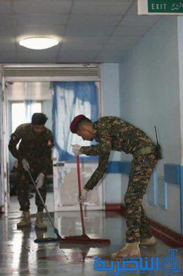  بالصور : متطوعو الحشد الشعبي ينظمون حملة لتنظيف مستشفى الحسين في الناصرية