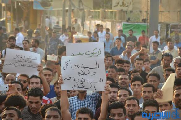  العشرات من قلعة سكر يتظاهرون احتجاجا على سوء الخدمات ويطالبون باقالة القائممقام - تقرير مصور -