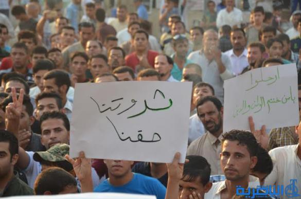 العشرات من قلعة سكر يتظاهرون احتجاجا على سوء الخدمات ويطالبون باقالة القائممقام - تقرير مصور -