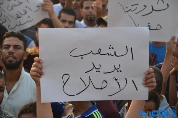  العشرات من قلعة سكر يتظاهرون احتجاجا على سوء الخدمات ويطالبون باقالة القائممقام - تقرير مصور -