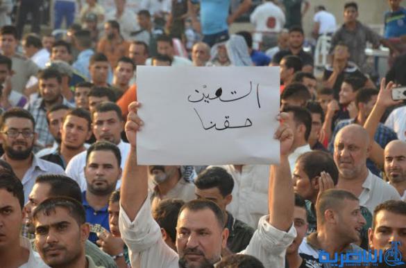  العشرات من قلعة سكر يتظاهرون احتجاجا على سوء الخدمات ويطالبون باقالة القائممقام - تقرير مصور -
