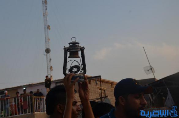  العشرات من قلعة سكر يتظاهرون احتجاجا على سوء الخدمات ويطالبون باقالة القائممقام - تقرير مصور -