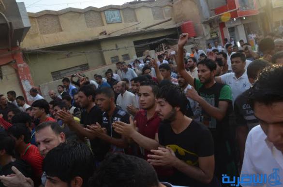  العشرات من قلعة سكر يتظاهرون احتجاجا على سوء الخدمات ويطالبون باقالة القائممقام - تقرير مصور -