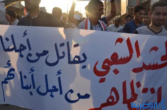  العشرات من قلعة سكر يتظاهرون احتجاجا على سوء الخدمات ويطالبون باقالة القائممقام - تقرير مصور -