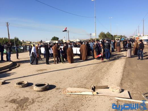 متظاهرون في الناصرية يقطعون طريقا رئيسيا للمطالبة بالخدمات - تقرير مصور -