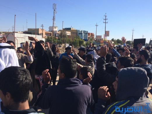 متظاهرون في الناصرية يقطعون طريقا رئيسيا للمطالبة بالخدمات - تقرير مصور -