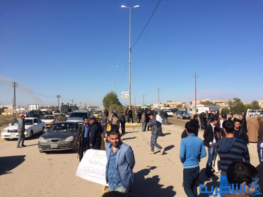 متظاهرون في الناصرية يقطعون طريقا رئيسيا للمطالبة بالخدمات - تقرير مصور -