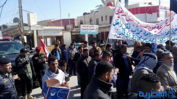 سائقوا الاجرة يتظاهرون للمطالبة بانشاء مراب للنقل وسط الناصرية - تقرير مصور -