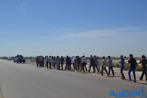 خريجون عاطلون ينظمون مسيرة راجلة من النصر الى الناصرية للمطالبة بالتعيين - تقرير مصور -