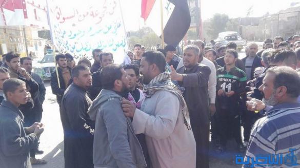 سائقوا الاجرة يتظاهرون للمطالبة بانشاء مراب للنقل وسط الناصرية - تقرير مصور -