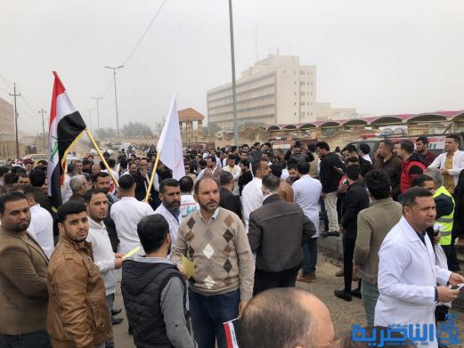 ذي قار :ذوو المهن الصحية يعتصمون احتجاجا على &quot;التسويف&quot; في تنفيذ مطالبهم 