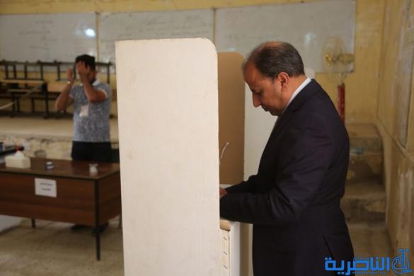 بالصور:محافظ ذي قار يحيى الناصري يدلي بصوته في يوم الاقتراع العام