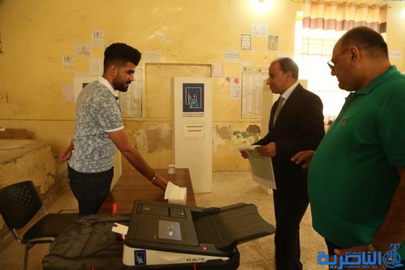 بالصور:محافظ ذي قار يحيى الناصري يدلي بصوته في يوم الاقتراع العام