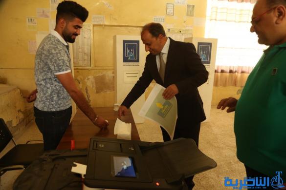 بالصور:محافظ ذي قار يحيى الناصري يدلي بصوته في يوم الاقتراع العام