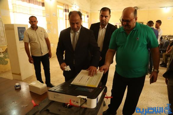 بالصور:محافظ ذي قار يحيى الناصري يدلي بصوته في يوم الاقتراع العام