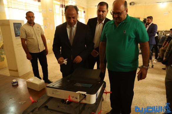 بالصور:محافظ ذي قار يحيى الناصري يدلي بصوته في يوم الاقتراع العام