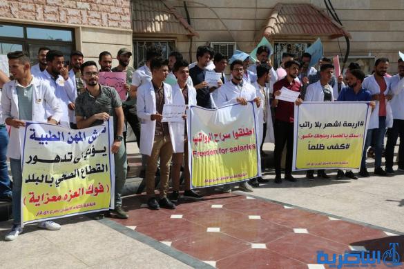 الاطباء المتعينون حديثا يتظاهرون في الناصرية للمطالبة باطلاق رواتبهم - تقرير مصور - 