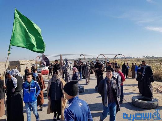 متظاهرون غاضبون يقطعون طريق (الجبايش - ناصرية ) للمطالبة بانجاز الممر الثاني منه - تقرير مصور-