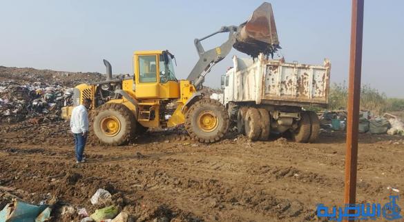 بلدية الشطرة تنفذ حملة لإزالة الطين والترسبات الناجمة عن المطر 