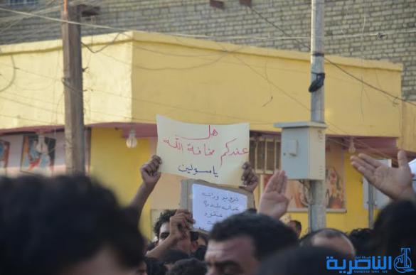 بالصور : قلعة سكر تتظاهر ضد ادارتها المحلية ، وتقفل مبنى المجلس البلدي