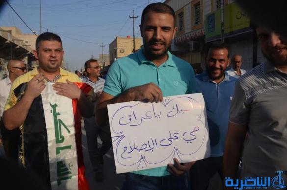 بالصور : قلعة سكر تتظاهر ضد ادارتها المحلية ، وتقفل مبنى المجلس البلدي
