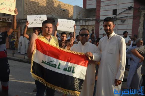 بالصور : قلعة سكر تتظاهر ضد ادارتها المحلية ، وتقفل مبنى المجلس البلدي
