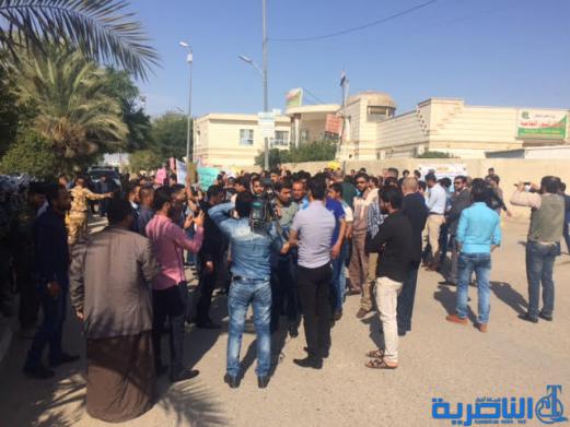  العشرات من الاجراء والمتعاقدين في محطة كهرباء الناصرية يتظاهرون للمطالبة بصرف رواتبهم المتأخرة منذ ثلاثة اشهر - تقرير مصور -