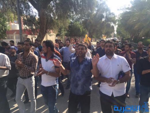  العشرات من الاجراء والمتعاقدين في محطة كهرباء الناصرية يتظاهرون للمطالبة بصرف رواتبهم المتأخرة منذ ثلاثة اشهر - تقرير مصور -