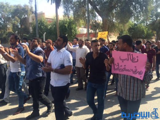  العشرات من الاجراء والمتعاقدين في محطة كهرباء الناصرية يتظاهرون للمطالبة بصرف رواتبهم المتأخرة منذ ثلاثة اشهر - تقرير مصور -