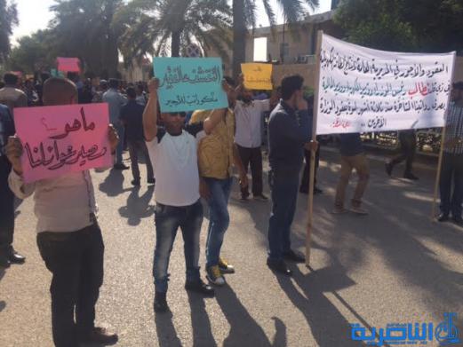  العشرات من الاجراء والمتعاقدين في محطة كهرباء الناصرية يتظاهرون للمطالبة بصرف رواتبهم المتأخرة منذ ثلاثة اشهر - تقرير مصور -