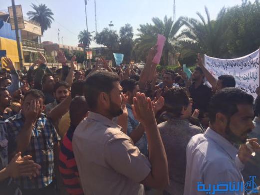 العشرات من الاجراء والمتعاقدين في محطة كهرباء الناصرية يتظاهرون للمطالبة بصرف رواتبهم المتأخرة منذ ثلاثة اشهر - تقرير مصور -