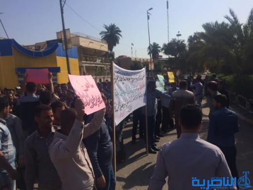  العشرات من الاجراء والمتعاقدين في محطة كهرباء الناصرية يتظاهرون للمطالبة بصرف رواتبهم المتأخرة منذ ثلاثة اشهر - تقرير مصور -