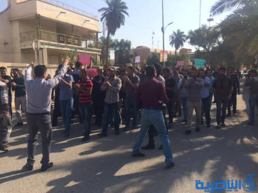  العشرات من الاجراء والمتعاقدين في محطة كهرباء الناصرية يتظاهرون للمطالبة بصرف رواتبهم المتأخرة منذ ثلاثة اشهر - تقرير مصور -