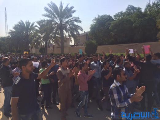  العشرات من الاجراء والمتعاقدين في محطة كهرباء الناصرية يتظاهرون للمطالبة بصرف رواتبهم المتأخرة منذ ثلاثة اشهر - تقرير مصور -
