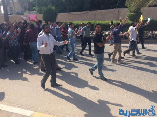  العشرات من الاجراء والمتعاقدين في محطة كهرباء الناصرية يتظاهرون للمطالبة بصرف رواتبهم المتأخرة منذ ثلاثة اشهر - تقرير مصور -