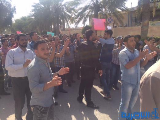 العشرات من الاجراء والمتعاقدين في محطة كهرباء الناصرية يتظاهرون للمطالبة بصرف رواتبهم المتأخرة منذ ثلاثة اشهر - تقرير مصور -