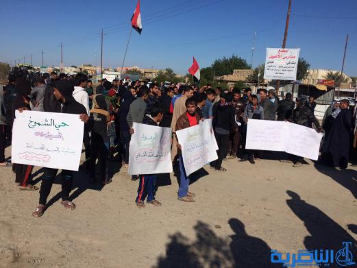 متظاهرون في الناصرية يقطعون طريقا رئيسيا للمطالبة بالخدمات - تقرير مصور -