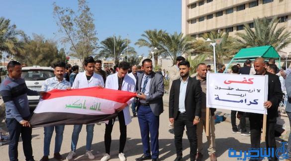 العشرات من الكوادر التمريضية يعتصمون في الناصرية للمطالبة بحقوقهم